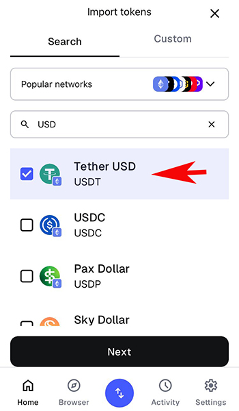 Скриншот экрана импорта токенов MetaMask с галочкой напротив Tether USD (USDT) и красной стрелкой, указывающей на этот токен.
